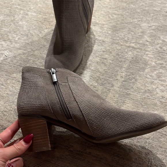 Lucky Brand Charcoal Textured Ankle Booties - Picture 3 of 5